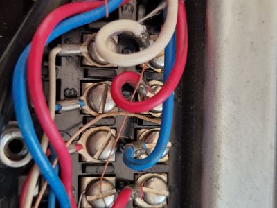 Détail des fils reliés au combiné